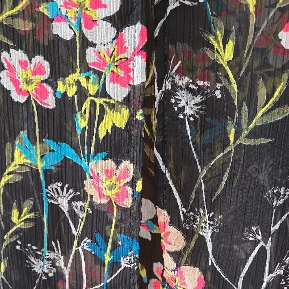 Expess Brand. Floral Black Skirt Size Large.